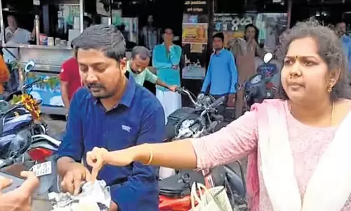 Telangana: इडली में कनखजूरा मिलने से ग्राहक भड़के Telangana: इडली में कनखजूरा मिलने से ग्राहक भड़के