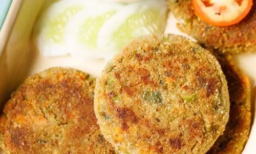 Breakfast Recipe: सूजी और पोहा मिक्स करके झटपट  बनाएं हेल्दी नाश्ता