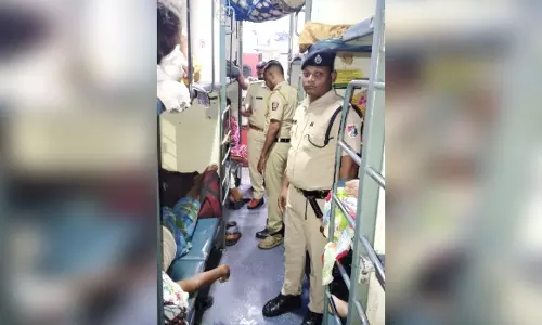 फ्लाइट के बाद मुंबई हावड़ा मेल को बम से उड़ाने की धमकी, अलर्ट मोड में जांच एजेंसियां