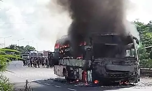 Odisha: जाजपुर में बाइक से टकराने से यात्री बस में लगी आग, दंपति की मौत Odisha: जाजपुर में बाइक से टकराने से यात्री बस में लगी आग, दंपति की मौत