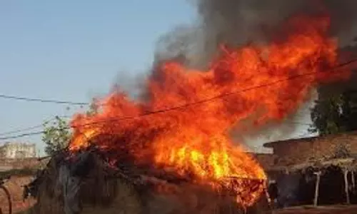 UP News:  घर में आग लगने से दंपत्ति झुलसे, महिला की मौत