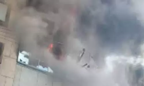 Haryana: जूता फैक्ट्री में भीषण आग, आसमान में छा गया काला धुआं Haryana: जूता फैक्ट्री में भीषण आग, आसमान में छा गया काला धुआं