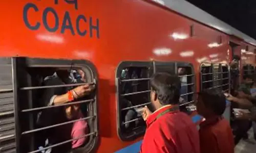 Bagmati Express की टक्कर से प्रभावित यात्रियों को लेकर विशेष ट्रेन दरभंगा पहुंची