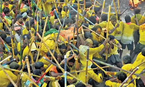 Andhra: देवरगट्टू बन्नी उत्सव में भगदड़ से 70 लोग घायल Andhra: देवरगट्टू बन्नी उत्सव में भगदड़ से 70 लोग घायल