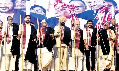Telangana: अलाई बलाई में एटाला और पोन्नम ने एक-दूसरे पर कटाक्ष किया Telangana: अलाई बलाई में एटाला और पोन्नम ने एक-दूसरे पर कटाक्ष किया