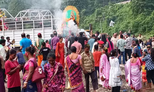 Assam : देवी दुर्गा की मूर्ति के हर्षोल्लास के साथ विसर्जन के साथ शारदीय उत्सव का समापन हुआ