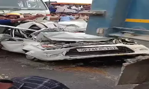दो ट्रकों के बीच कार के एक्सीडेंट में परखच्चे उड़े गए, 5 लोगों की दर्दनाक मौत, देखें मंजर