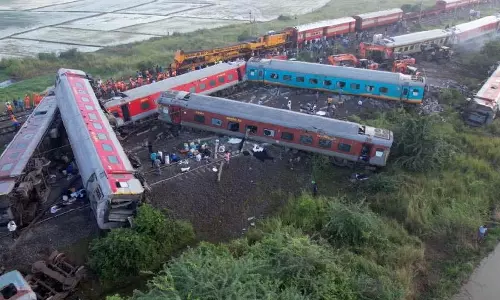 Editorial: पिछले पांच वर्षों में 200 रेल दुर्घटनाओं और 351 मौतों के आंकड़ों Editorial: पिछले पांच वर्षों में 200 रेल दुर्घटनाओं और 351 मौतों के आंकड़ों