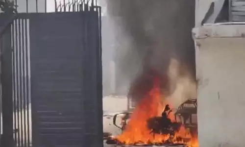 दुर्गा प्रतिमा विसर्जन के दौरान गोली लगने से एक मौत, विरोध प्रदर्शन हुआ हिंसक, पूरे इलाके में पुलिस फोर्स तैनात