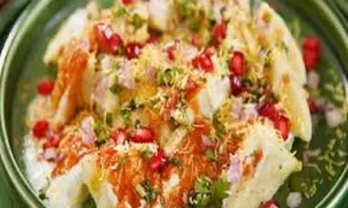 Breakfast: नाश्ते में बनाएं मसालेदार इडली चाट