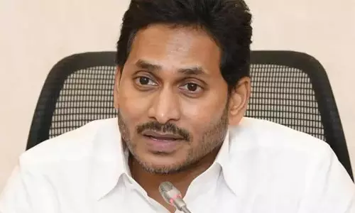 Jagan ने राज्य में बड़े पैमाने पर ‘रेत लूट’ के लिए सीएम की आलोचना की Jagan ने राज्य में बड़े पैमाने पर ‘रेत लूट’ के लिए सीएम की आलोचना की