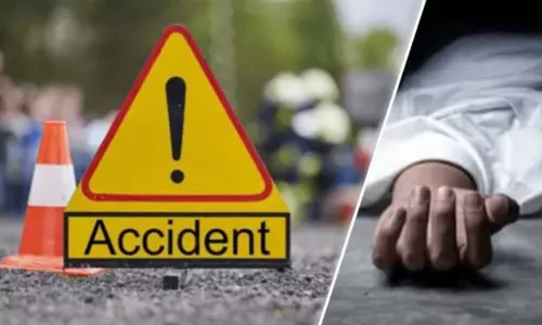 Uttarakhand: ट्रैक्टर ट्राली ने मोटरसाइकिल को मारी टक्कर, चार साल की बच्ची की मौत तीन घायल Uttarakhand: ट्रैक्टर ट्राली ने मोटरसाइकिल को मारी टक्कर, चार साल की बच्ची की मौत तीन घायल