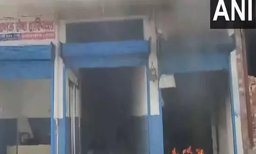 Bahraich violence: प्रदर्शनकारियों ने दुकानों और अस्पतालों में लगा दी आग