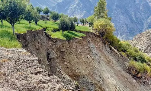 Lahaul गांव में भूमि धंसने से लोग परेशान, स्थानीय लोगों ने किया पुनर्वास का आग्रह