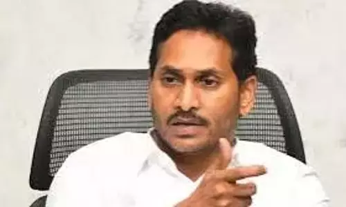 Jagan ने नायडू की आलोचना की, बड़े पैमाने पर रेत की लूट का आरोप लगाया Jagan ने नायडू की आलोचना की, बड़े पैमाने पर रेत की लूट का आरोप लगाया