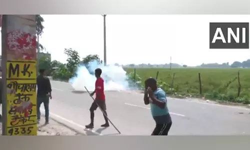 Bahraich violence: Police ने विरोध प्रदर्शन के हिंसक होने पर आंसू गैस और लाठीचार्ज का सहारा लिया Bahraich violence: Police ने विरोध प्रदर्शन के हिंसक होने पर आंसू गैस और लाठीचार्ज का सहारा लिया