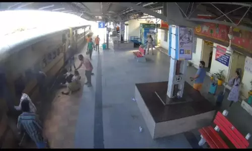 सतर्क RPF कर्मियों ने लिंगमपल्ली रेलवे स्टेशन तेलंगाना में महिला की जान बचाई सतर्क RPF कर्मियों ने लिंगमपल्ली रेलवे स्टेशन तेलंगाना में महिला की जान बचाई