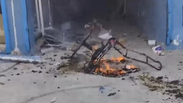 Bahraich: मूर्ति विसर्जन के दौरान भड़की हिंसा , बाइक का शोरूम फूंक दिया, इंटरनेट बंद