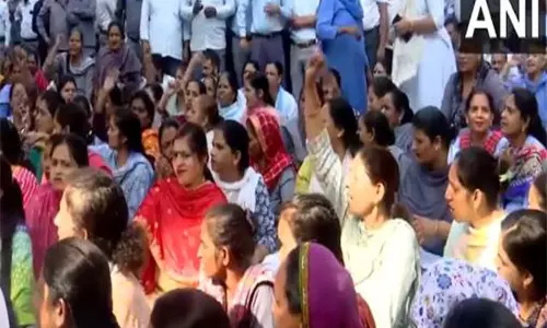 PGIMER के अनुबंधित कर्मचारियों ने वेतन वृद्धि की मांग को लेकर अपना विरोध प्रदर्शन जारी रखा