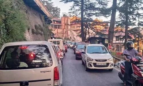 Shimla में पर्यटकों की आमद के कारण बार-बार जाम लग रहा Shimla में पर्यटकों की आमद के कारण बार-बार जाम लग रहा