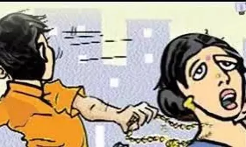Nizamabad: दिनदहाड़े सोने की चेन छीनने की घटना से स्थानीय लोग स्तब्ध