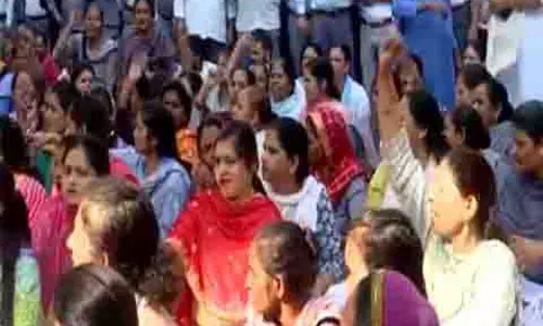 PGIMER के अनुबंधित कर्मचारियों ने उच्च वेतन की मांग को लेकर अपना विरोध प्रदर्शन जारी रखा