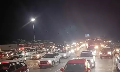 Telangana: पंथांगी टोल प्लाजा पर 1 किलोमीटर लंबा ट्रैफिक जाम Telangana: पंथांगी टोल प्लाजा पर 1 किलोमीटर लंबा ट्रैफिक जाम