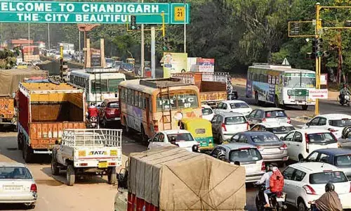 Chandigarh में बाहरी वाणिज्यिक वाहनों पर ‘भीड़भाड़ शुल्क’ लगाने की मांग Chandigarh में बाहरी वाणिज्यिक वाहनों पर ‘भीड़भाड़ शुल्क’ लगाने की मांग