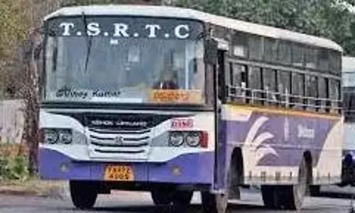 नलगोंडा में आधार कार्ड चेक करने को लेकर महिलाओं ने TGRTC बस को रोका