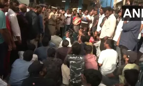 मुथ्यालम्मा मंदिर में कथित तोड़फोड़ को लेकर विरोध प्रदर्शन के दौरान Madhavi Latha को लिया गया हिरासत में मुथ्यालम्मा मंदिर में कथित तोड़फोड़ को लेकर विरोध प्रदर्शन के दौरान Madhavi Latha को लिया गया हिरासत में