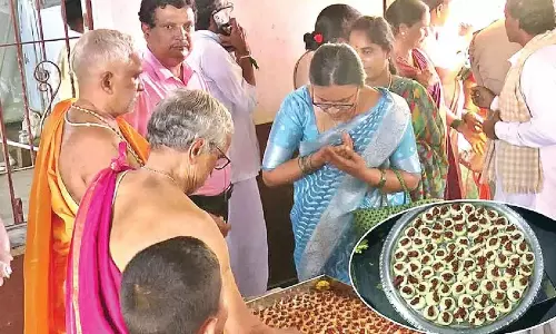 Karnataka: शांतेश्वर मंदिर में महिलाएं ले रहीं प्रजनन संबंधी दवा Karnataka: शांतेश्वर मंदिर में महिलाएं ले रहीं प्रजनन संबंधी दवा