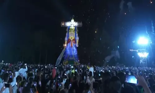 Assam के कामरूप में 150 फुट ऊंचे रावण का पुतला जलाया गया Assam के कामरूप में 150 फुट ऊंचे रावण का पुतला जलाया गया