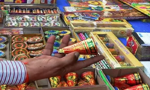 Diwali 2024: दिल्ली ने पटाखा लाइसेंस और विनिर्माण पर प्रतिबंध लगाया