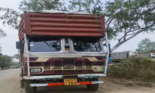 बाइक से गिरी महिला आई ट्रक की चपेट में, मौत बाइक से गिरी महिला आई ट्रक की चपेट में, मौत