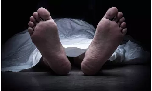 ये क्या! पुलिसकर्मी के घर पर आरोपी का शव फंदे से लटका मिला, मच गया हड़कंप