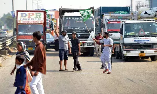 Ludhiana: रेल पटरियों को अवरुद्ध करने से यात्रियों को परेशानी का सामना करना पड़ा