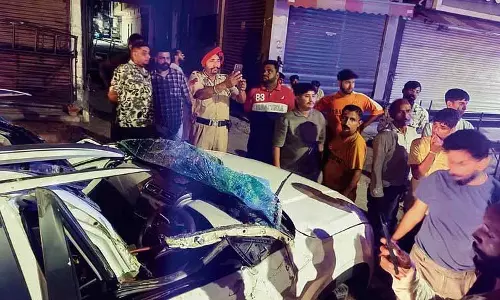 कोचर मार्केट में SUV के खंभे से टकराने से व्यक्ति की मौत