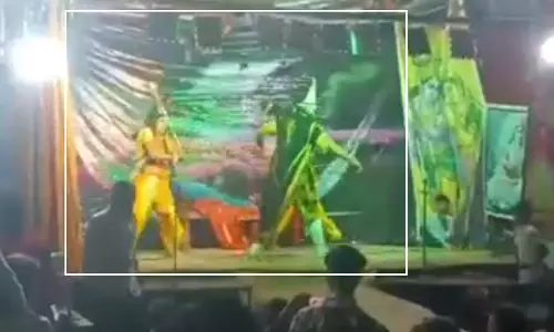 असली फाइट: रामलीला मंचन के दौरान राम और रावण का किरदार निभाने वाले कलाकार भिड़े, फिर...
