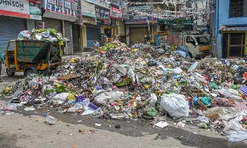 विजयादशमी के बाद सफाई में देरी के कारण Bengaluru बाजार में कचरो के ढेर