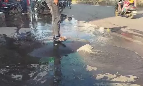 फाफाडीह चौक में सड़क पर भरा पानी, पाइप लाइन फूटा