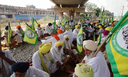 किसानों ने DAP की कमी और धीमी खरीद का विरोध किया