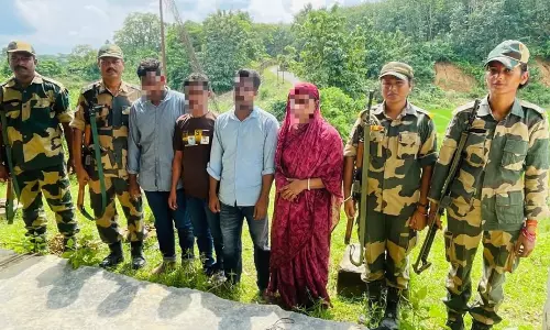 Tripura : बीएसएफ ने नौ बांग्लादेशी नागरिकों को पकड़ा Tripura : बीएसएफ ने नौ बांग्लादेशी नागरिकों को पकड़ा