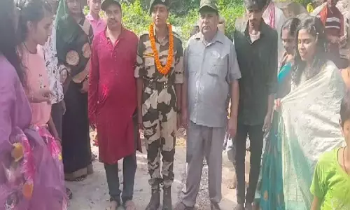 फल विक्रेता की बेटी ने ज्वाइन किया BSF, गांव में जोरदार स्वागत फल विक्रेता की बेटी ने ज्वाइन किया BSF, गांव में जोरदार स्वागत