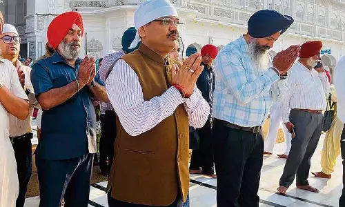 मुख्य सचिव KAP सिन्हा ने स्वर्ण मंदिर में मत्था टेका