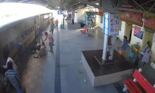 सतर्क RPF कर्मियों ने लिंगमपल्ली रेलवे स्टेशन पर महिला की जान बचाई