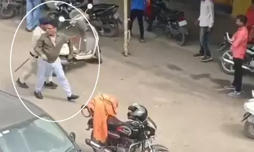 भारी बवाल...जब SDM पुलिसवाले के साथ भीड़ से बचकर भाग निकले, सामने आया VIDEO भारी बवाल...जब SDM पुलिसवाले के साथ भीड़ से बचकर भाग निकले, सामने आया VIDEO