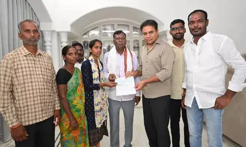 KTR से प्रेरित होकर, तेलंगाना NRI ने गरीब छात्रों की चिकित्सा शिक्षा का समर्थन किया KTR से प्रेरित होकर, तेलंगाना NRI ने गरीब छात्रों की चिकित्सा शिक्षा का समर्थन किया