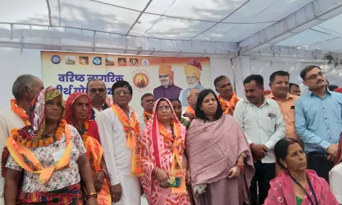 Bikaner: वरिष्ठ तीर्थ यात्रियों को लेकर रवाना हुई विशेष ट्रेन, संभागीय आयुक्त ने दिखाई हरी झंडी