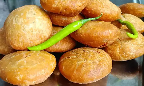दाल वाली कचौरी की जगह चीजी कचौड़ी बनाये दाल वाली कचौरी की जगह चीजी कचौड़ी बनाये