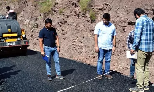 DC Poonch ने बुफलियाज मंडी फागला रोड पर कार्य की प्रगति का निरीक्षण किया